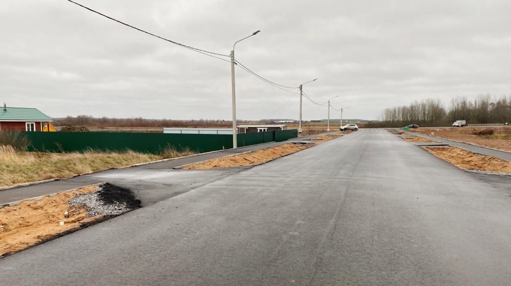 Олег Лебедев добился асфальтирования семи улиц Великого Новгорода и благоустройства микрорайона, где живут многодетные семьи и инвалиды
