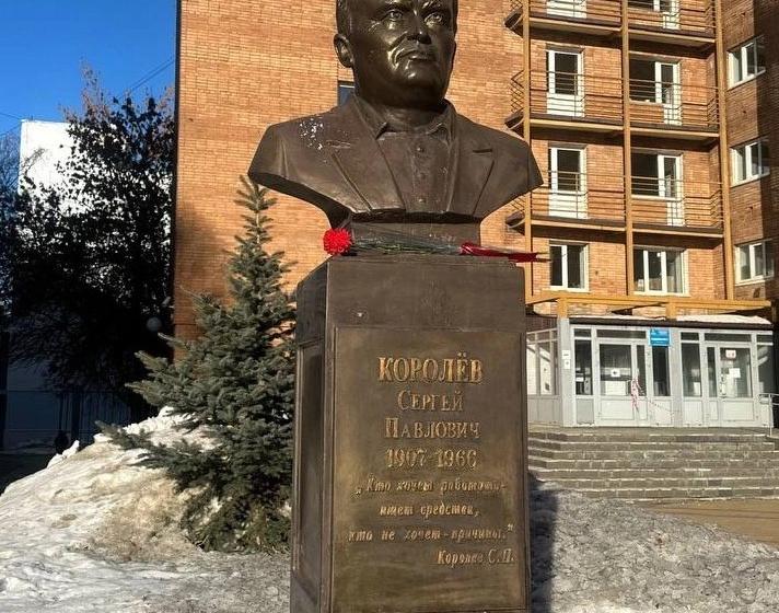 Самарские коммунисты и комсомольцы возложили цветы к памятнику легендарного конструктора Сергея Королева