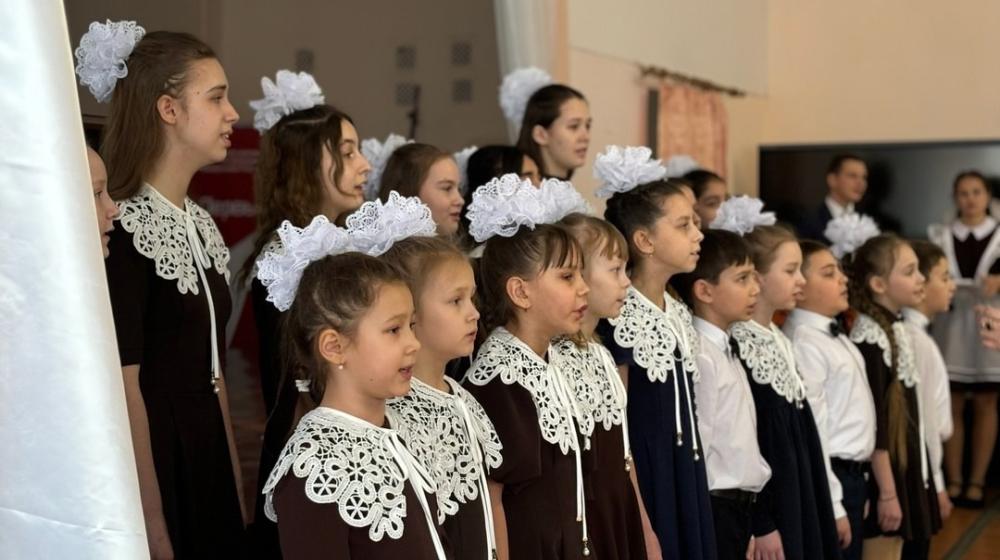Забайкальские комсомольцы вручили знамёна школе в честь 80-летия Великой Победы