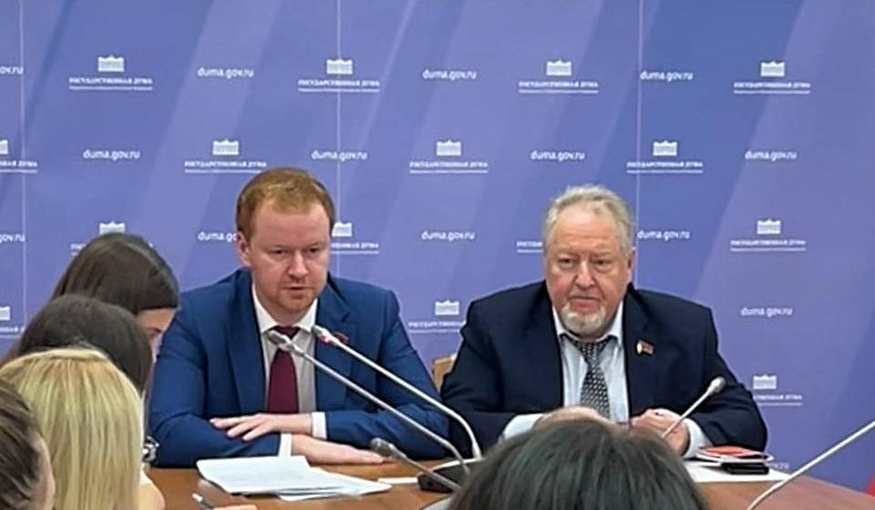 Москва. Депутаты Госдумы С.П.Обухов и Д.А.Парфенов встретились с инициативными группами родителей, протестующих против «реформ» детских школ искусств