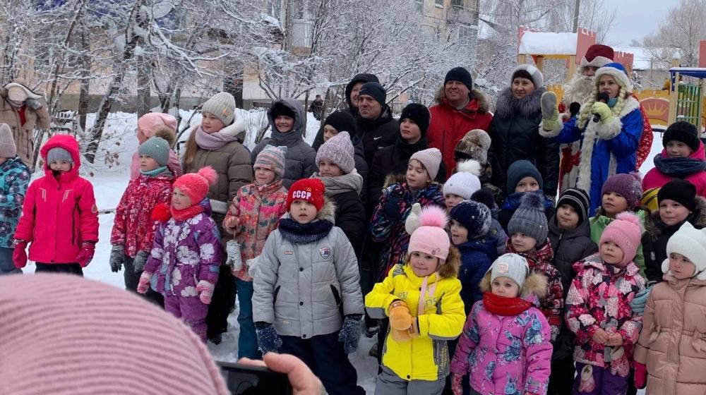 Самарская область. Михаил Матвеев подарил детям Отрадного новогодний праздник