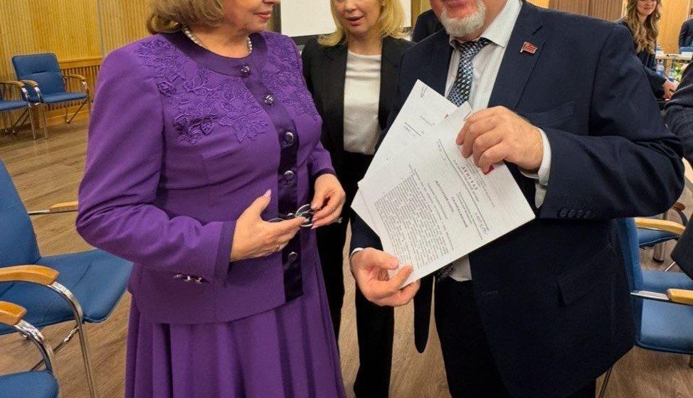 Москва. Народная приемная КПРФ в ВАО. Депутат Госдумы Сергей Обухов передал Уполномоченному по правам человека Татьяне Москальковой вопросы от избирателей