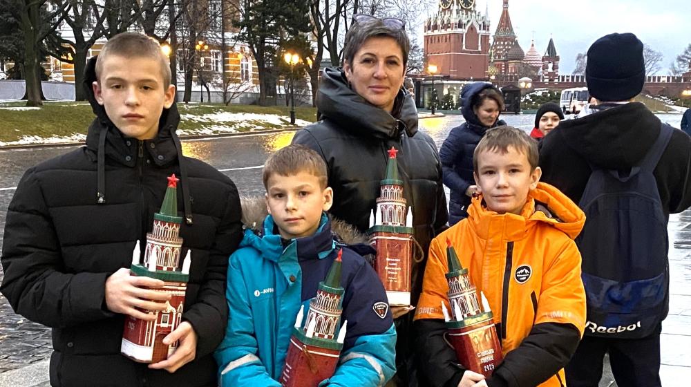 Дмитрий Новиков принимает в Москве ребят из детских домов Амурской области