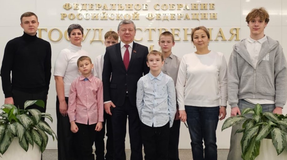 Дмитрий Новиков организовал новогоднюю поездку амурских ребят в Москву