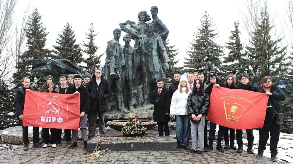 Комсомольские активисты ЛНР и ДНР встретились в Краснодоне