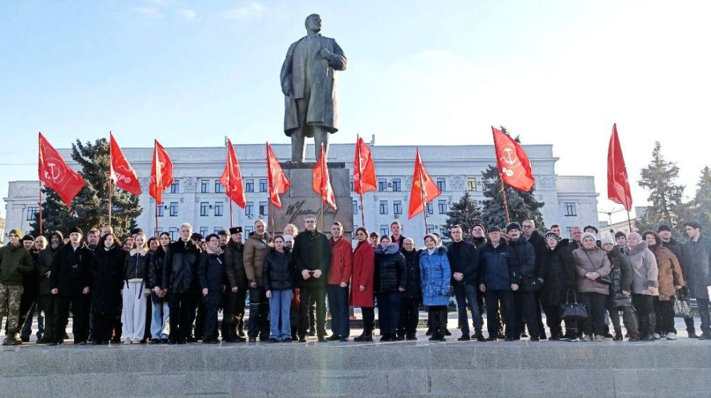 В Луганске почтили память основателя СССР Владимира Ильича Ленина