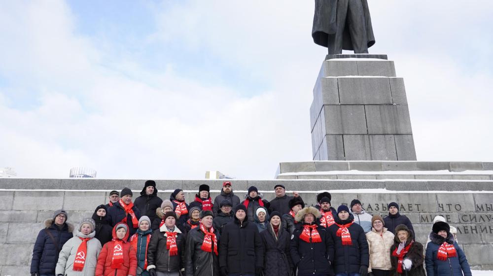 Свердловские коммунисты возложили цветы к памятнику Ленину