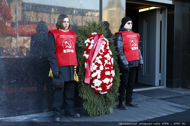 Возложение цветов к Мавзолею на Красной площади в Москве