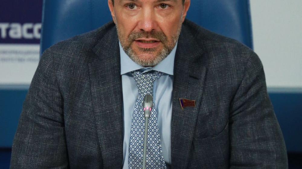 В День российской печати Александр Ющенко в разговоре с «Ведомостями»: Жива газета – жива информация и, следовательно, жива партийная деятельность и информационная политика