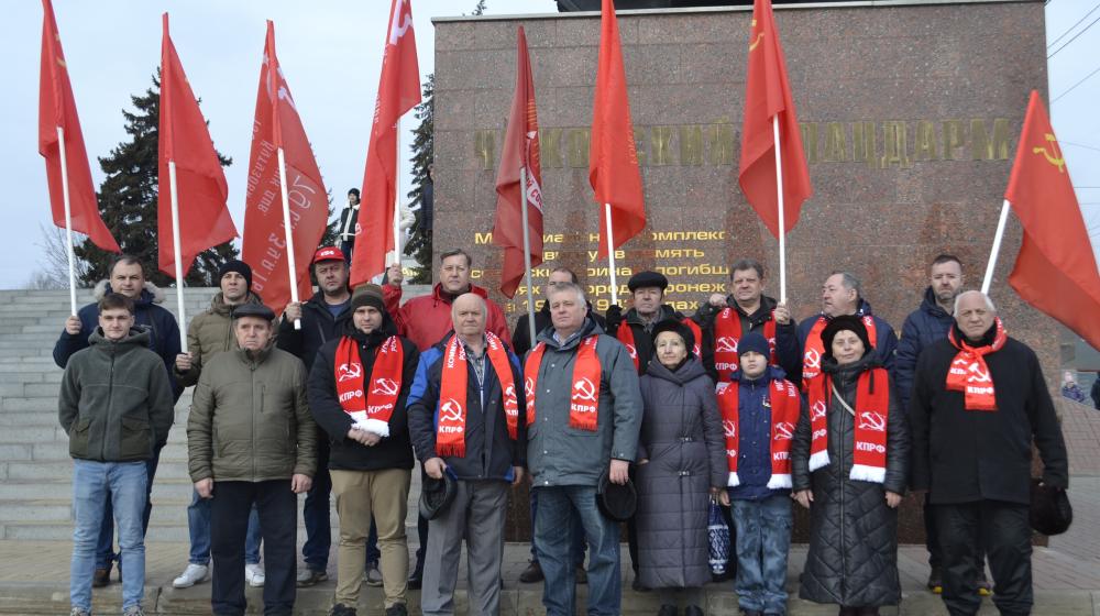 В Воронеже КПРФ провела автопробег, посвящённый 82-й годовщине освобождения города от немецко-фашистских захватчиков