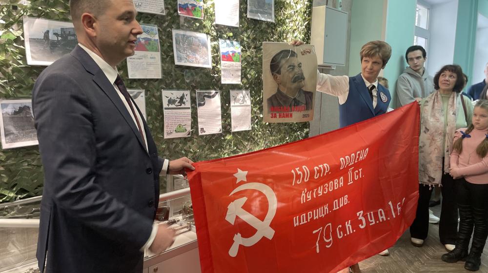 Коммунисты Нижнего Новгорода почтили память героев на выставке «СВОим посвящается»