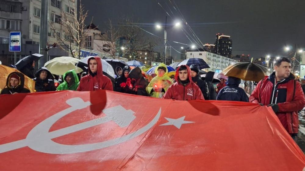 Город-герой Новороссийск. Коммунисты в ходе акции «Бескозырка» развернули масштабную копию Знамени Победы