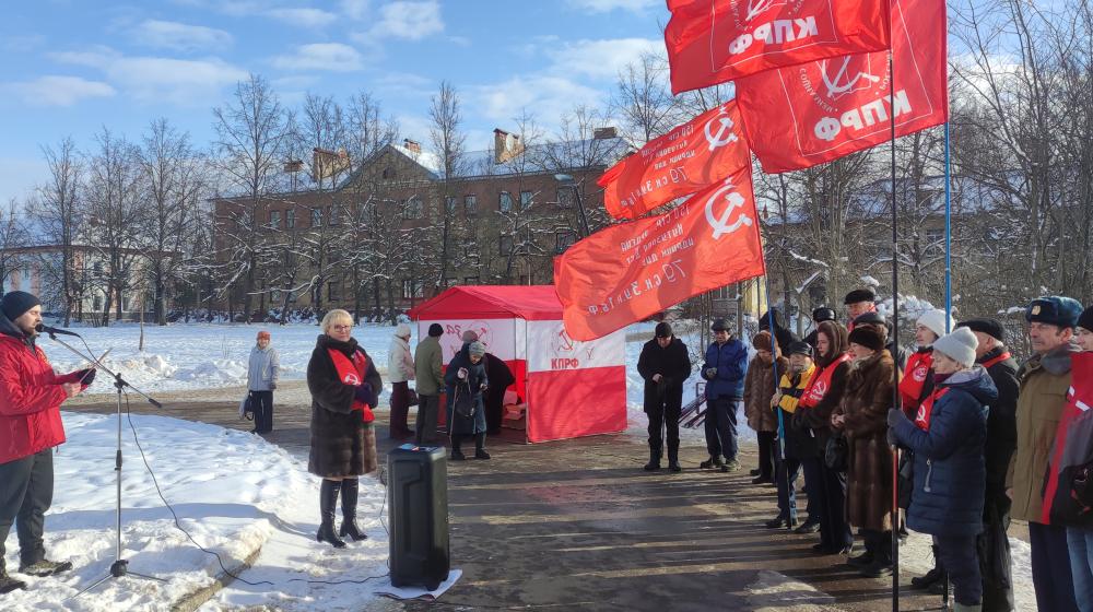 Под Красным знаменем Победы – в Великом Новгороде отметили 107-ю годовщину создания Советской Армии и Военно-морского флота