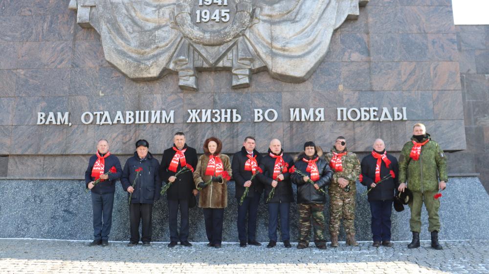 В Сталинграде коммунисты отметили 107-ю годовщину создания Красной Армии