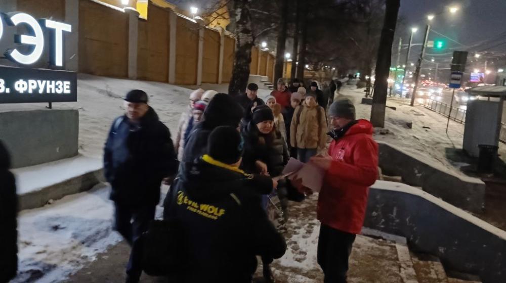 Ранним утром нижегородские коммунисты провели пикеты у заводов, призывая к участию в Народном Референдуме КПРФ