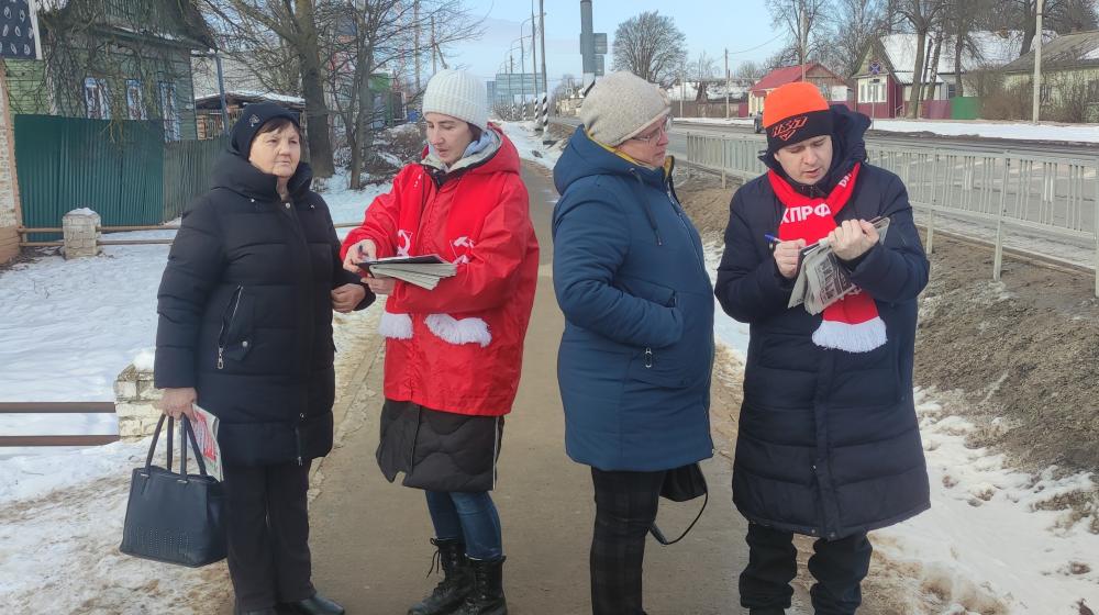 Голосование и приём жителей - активисты Новгородского обкома КПРФ работали в Шимске