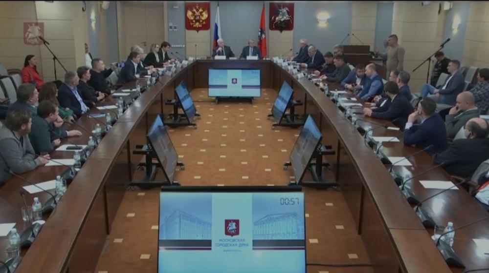 Москва. Депутат Госдумы Сергей Обухов о важности «круглого стола» по такси в Мосгордуме