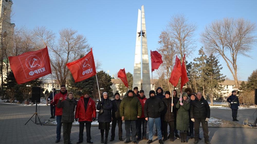 Астраханские коммунисты отметили 23 февраля возложением цветов к мемориалам воинской славы