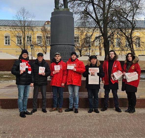 Секретарь ЦК КПРФ Владимир Исаков с калужскими коммунистами и комсомольцами дал старт всероссийскому народному референдуму КПРФ