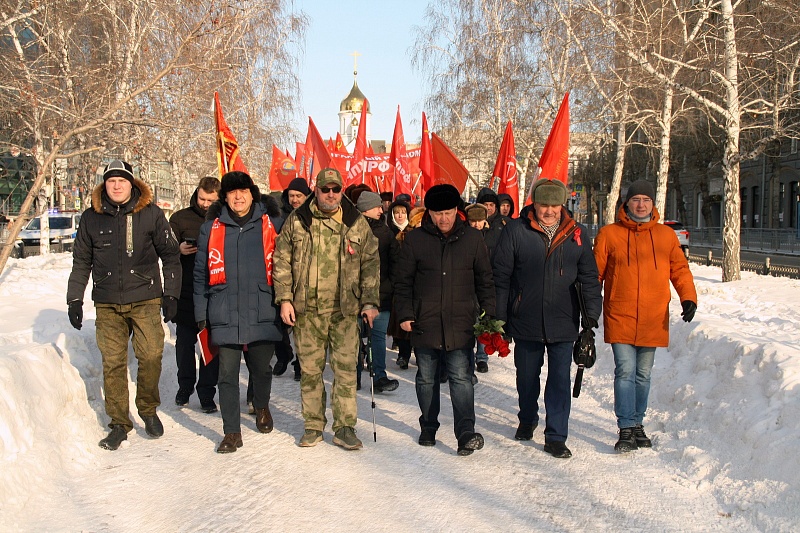 Новосибирские коммунисты отметили День Советской армии шествием и митингом в центре города