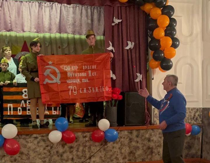 Коммунисты Забайкалья вручают копии Знамени Победы школам