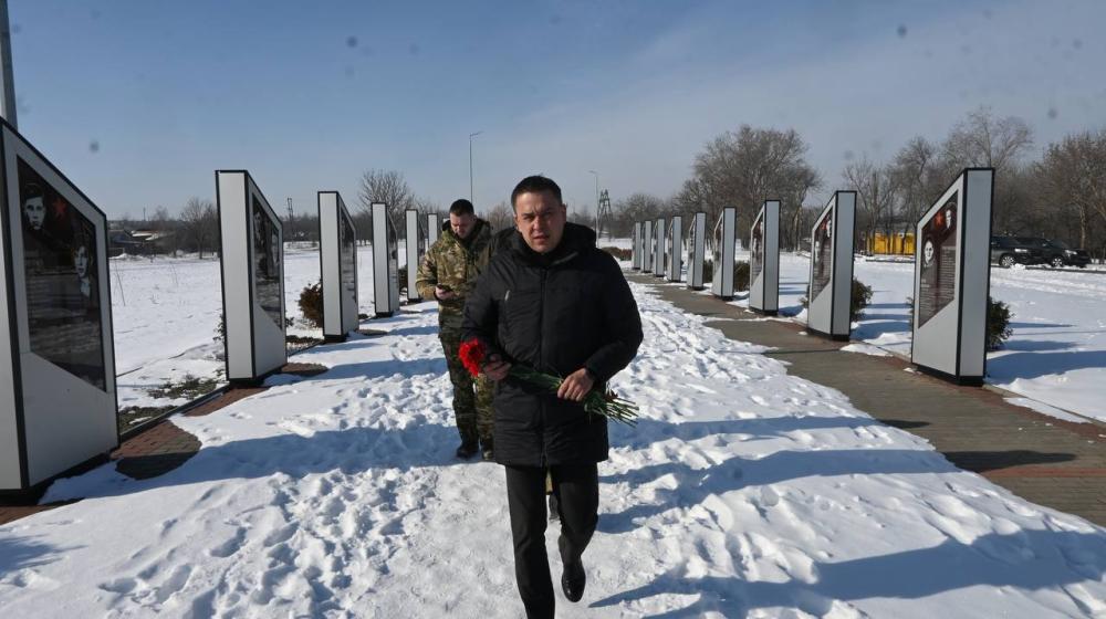 Член ЦК КПРФ, сенатор РФ Айрат Гибатдинов почтил память героев-молодогвардейцев