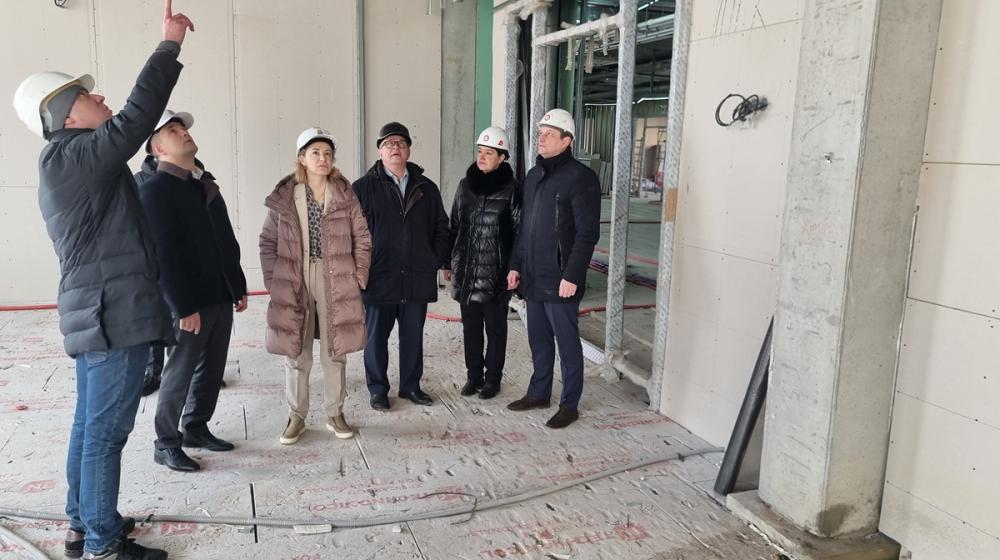 Руководитель фракции КПРФ в Мособлдуме Александр Наумов посетил школы-новостройки в Ленинском городском округе