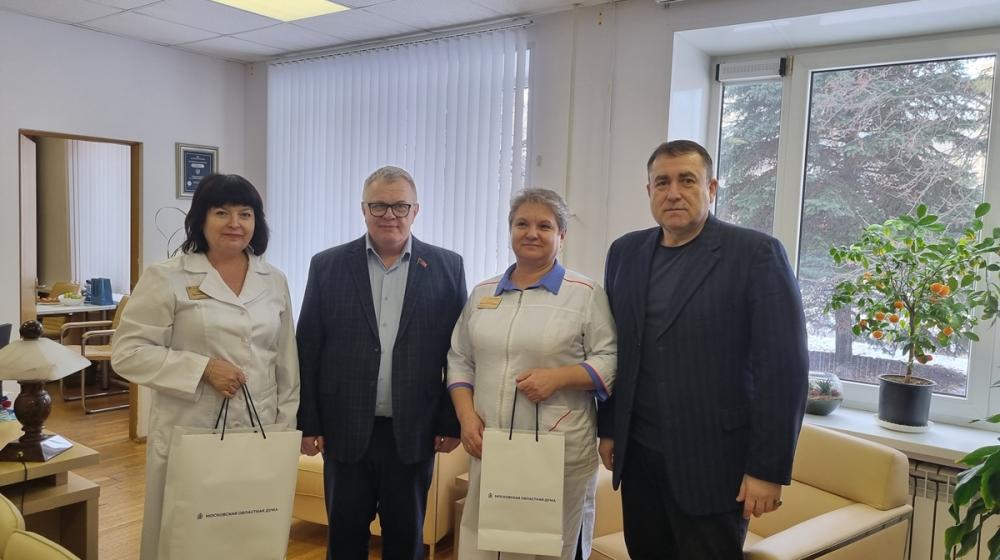 Руководитель фракции КПРФ Александр Наумов поздравил медработников Ступино с Международным женским днем