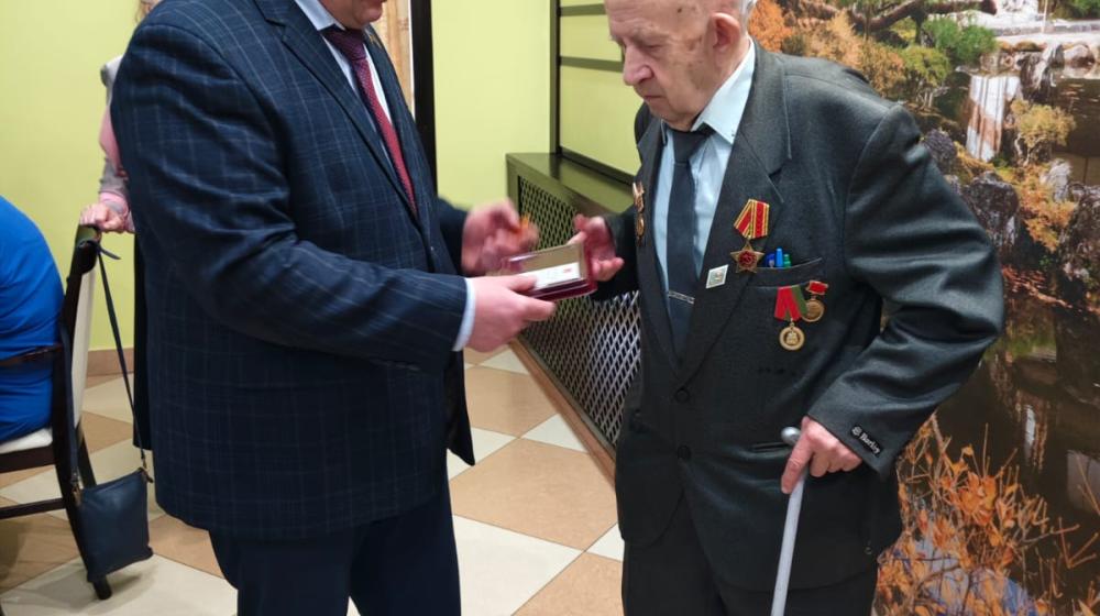 Секретарь МК КПРФ, руководитель фракции КПРФ Александр Наумов поздравил представителя поколения «Дети войны» Виктора Трундаева с Юбилеем