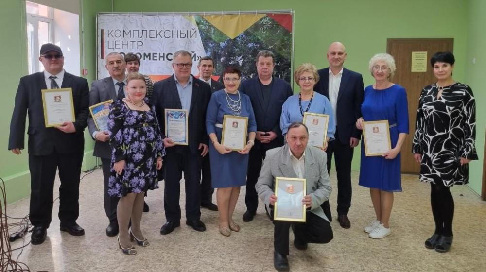 Руководитель фракции КПРФ в Мособлдуме Александр Наумов вручил награды волонтерам