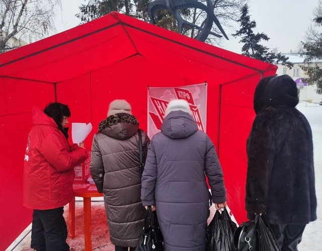 Пензенские коммунисты продолжают проводить Народный референдум на улицах города