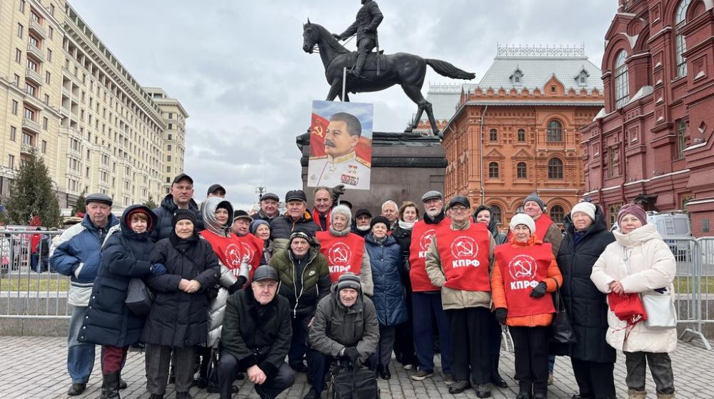 В день памяти о великом вожде Сталине подмосковные коммунисты провели прием в партию у стен Кремля