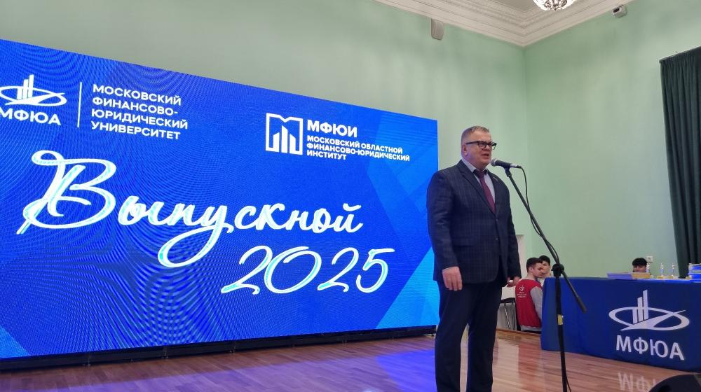 Руководитель фракции КПРФ в Мособлдуме Александр Наумов вручил дипломы и благодарности за волонтерство выпускникам в Ступино