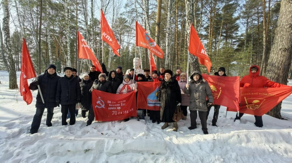 Тюменские коммунисты возложили цветы к бюсту И.В. Сталина