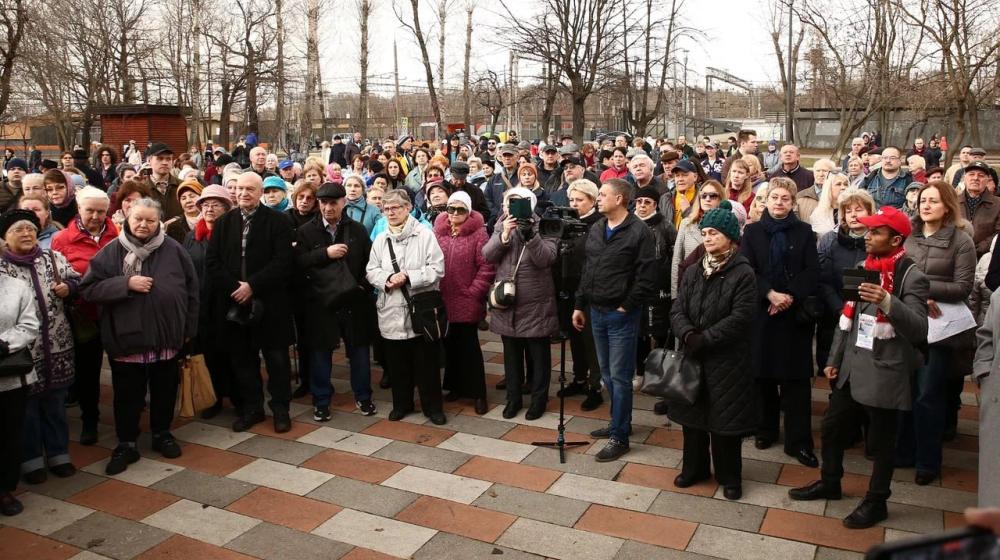 Денис Парфенов: Жители ЮВАО против строительства магистрали и за сохранение сквера Плющево!