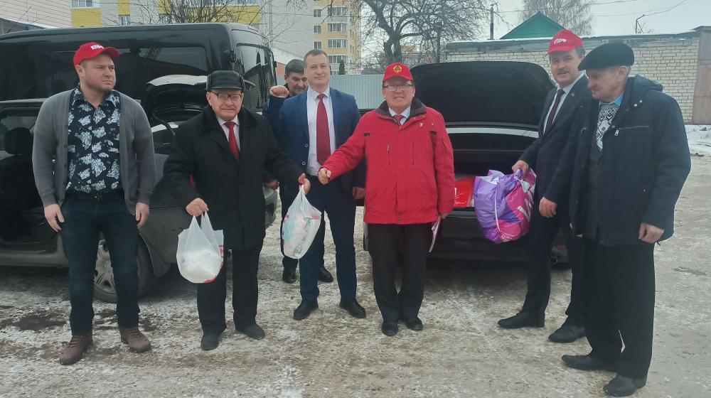 Брянск. Ветеран КПРФ В.П. Губенок собрал гуманитарную помощь для жителей Курской области