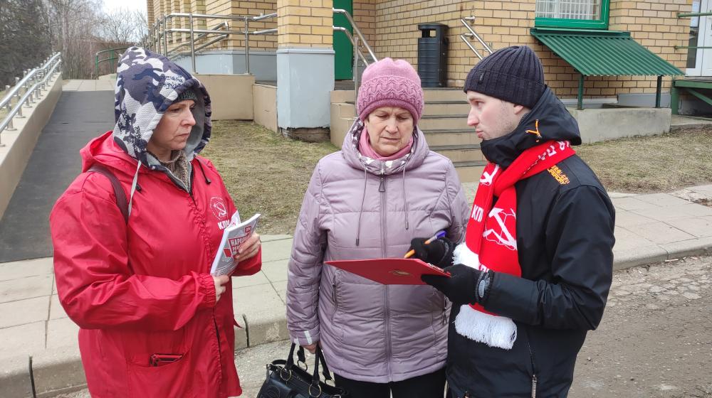 «Народный референдум» и помощь бойцам СВО – новгородские коммунисты поработали в Крестцах