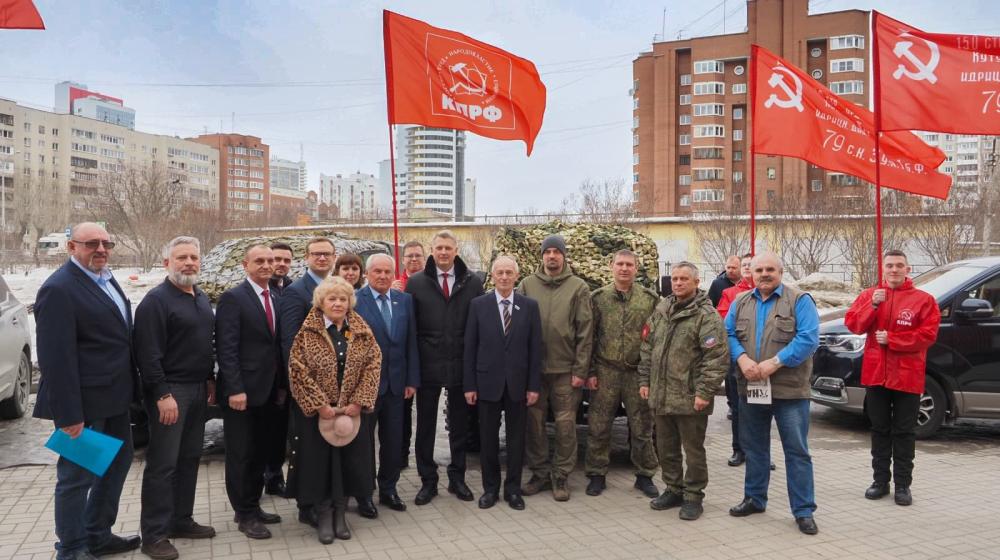 Свердловские коммунисты передали два внедорожника бойцам СВО