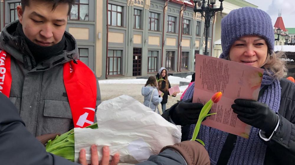 Коммунисты и комсомольцы Уфы поздравили горожанок с праздником