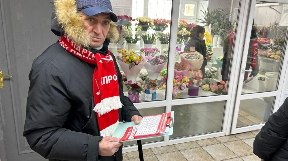 Ямало-Ненецкий автономный округ. На улицах газовой столицы - города Новый Уренгой коммунисты проводят опрос по вопросам Народного референдума