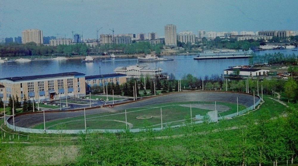 Москва. Народная приемная КПРФ. Жители Южного Тушино сумели пока отбить зелёную зону и спорткомплекс от застройки, но борьба продолжается...