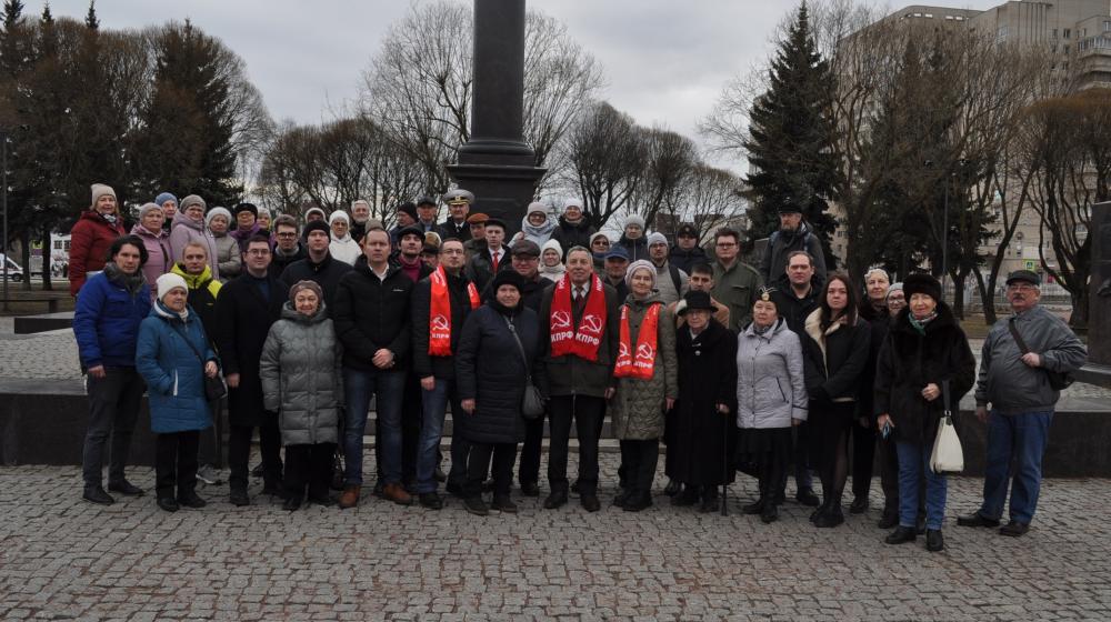 «Наша Великая Победа» в Колпино: администрация попыталась сорвать акцию коммунистов и запретила разворачивать Знамя Победы