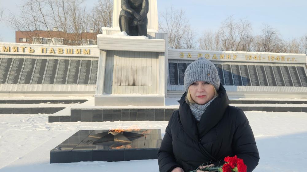 Ямальские коммунисты в День памяти И.В. Сталина возложили цветы к мемориалам Вечного огня