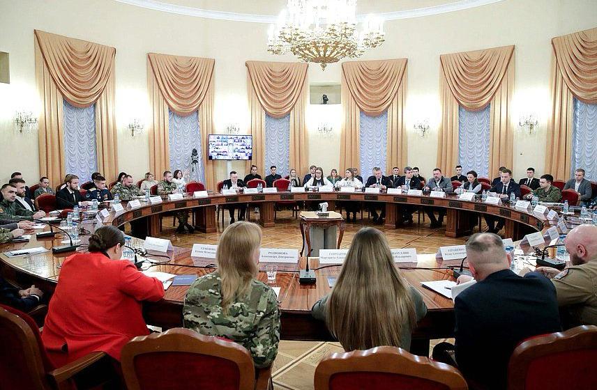 Участник СВО, депутат думы Ставрополья от КПРФ Михаил Макуха принял участие в кругом столе о патриотическом воспитании молодежи