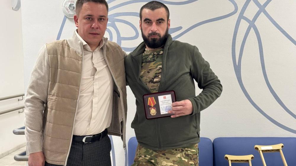 Сенатор Айрат Гибатдинов навестил раненых бойцов СВО