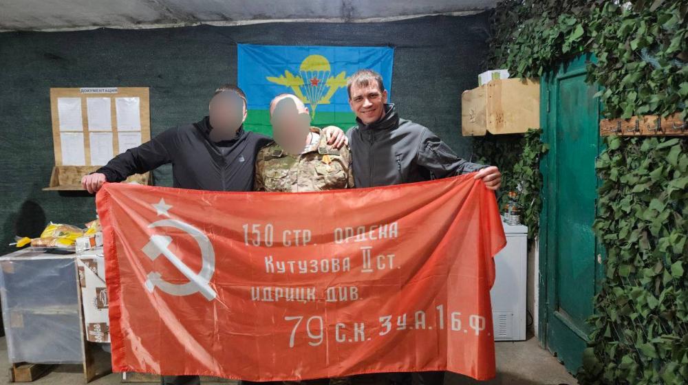 Херсонская область. Лидер местных коммунистов Рамиль Замалетдинов посетил боевую воинскую часть и наградил памятной медалью КПРФ отличившегося десантника