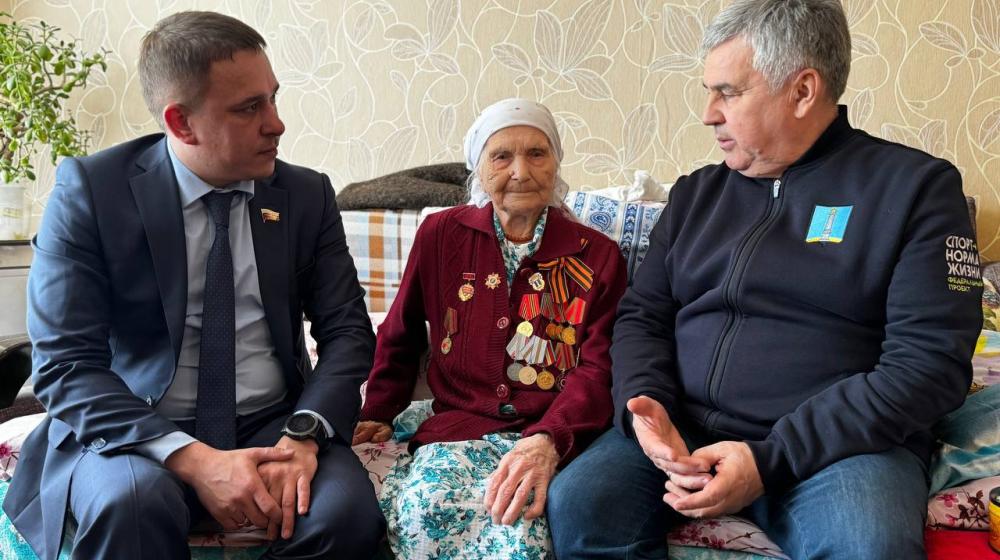 Сенатор РФ Айрат Гибатдинов передал диплом и знак «Почетный гражданин города Ульяновска» ветерану Великой Отечественной войны Мяфуре Якубовне Асядулловой