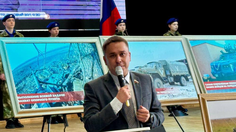 Сенатор РФ Айрат Гибатдинов вместе с кавалером трех орденов Мужества Денисом Черняковым провел Урок мужества и выставку, посвященную Гостомельскому десанту, в ульяновском лицее №102
