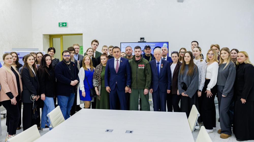 Сенатор Айрат Гибатдинов и участник СВО Владимир Михайловский провели показ фотовыставки «Герои Гостомеля»