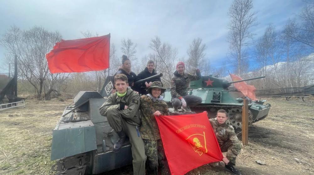 В честь подвига предков: Красноярские комсомольцы доказали свою меткость на пейнтбольном поле